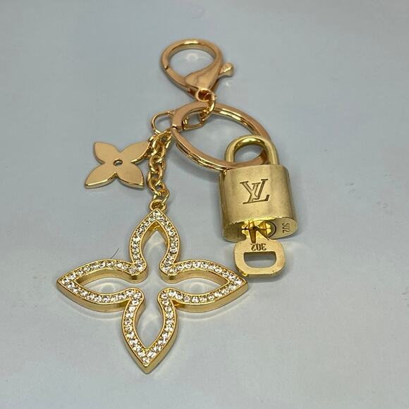 Louis Vuitton Brass Lock and Key Set 302 with a Fashion Flower Keychain - Picture 4 of 4